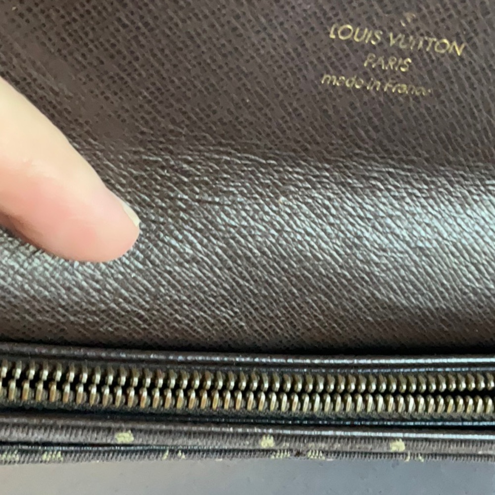 LV Luxury wallet in pre owned condition. Please check photos for call outs! - Picture 6 of 6